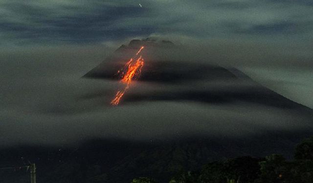 Merapi Yanardağı volkanik madde püskürttü