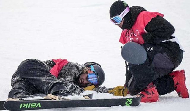 Beijing 2022'de erkekler serbest stil kayak halfpipe elemelerinde Yeni Zelandalı kayakçı düştü