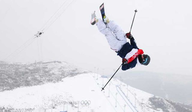 Beijing 2022'de serbest stil kayak erkekler halfpipe elemelerinde ABD'den Birk Irving