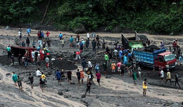 Endonezya'da halk Merapi Yanardağı'nın soğuk lavları arasında mahsur kalan araçlarını kurtarmaya çalıştı