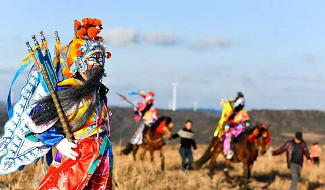 Çin'in Longli ilçesindeki yerel opera topluluğunun renkli gösterisi