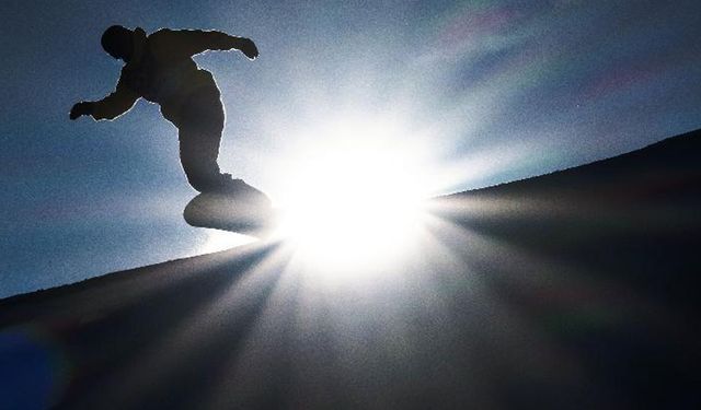 Beijing 2022'de snowboard mücadelesinden bir enstantane