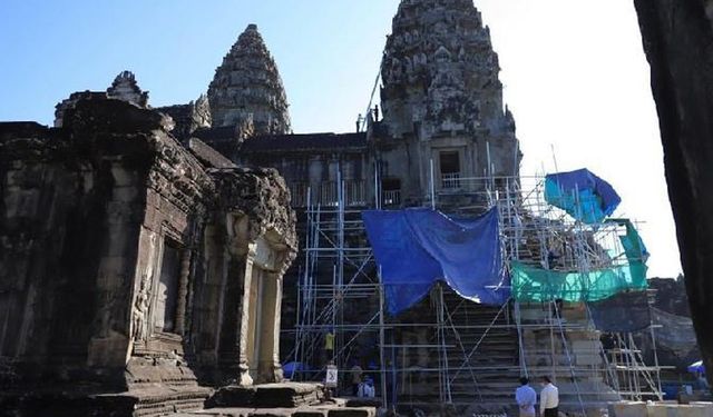 Kamboçya ünlü Angkor Wat'ın Bakan kulesindeki Buda heykellerini restore ediyor