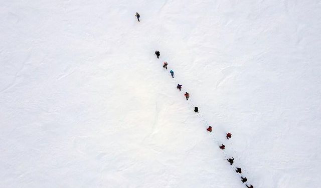 Çıldır Gölü'nde buz üstünde doğa yürüyüşü