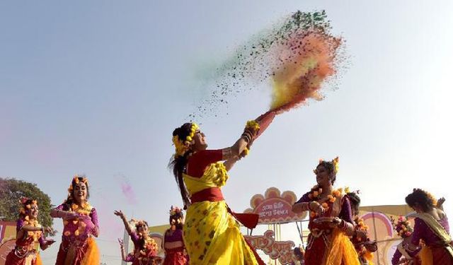 Bangladeş'in başkenti Dakka'da insanlar baharın gelişini coşkuyla kutladı