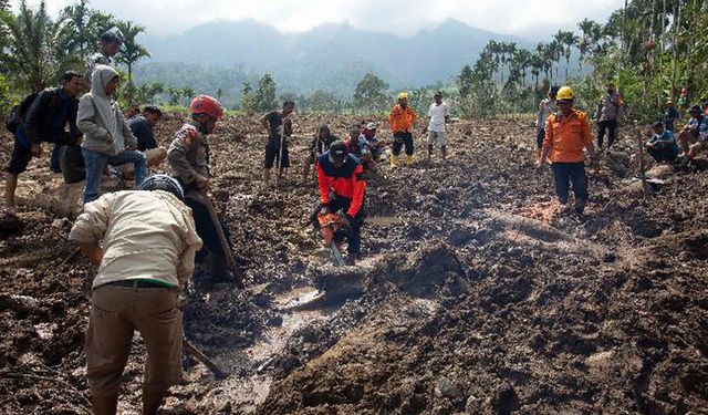 Endonezya'da deprem sonrası arama-kurtarma çalışmaları devam ediyor