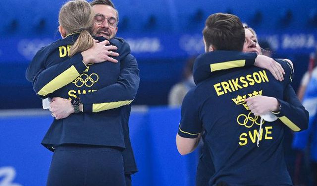 Beijing 2022'de curling karışık çiftlerde bronz madalya kazanan İsveçli sporcuların sevinci