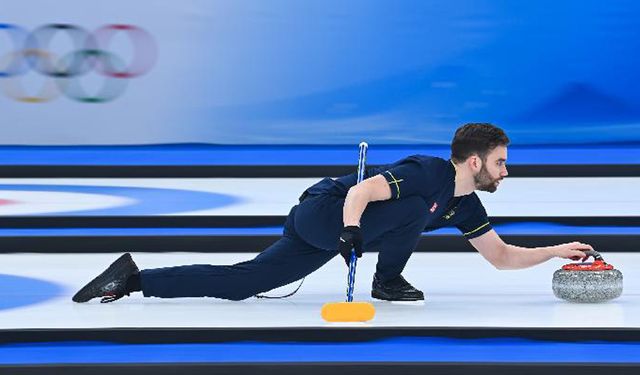 İsveç'den Eriksson, Beijing 2022 Kış Olimpiyatları'nda curling karışık çiftlerde atışını yapıyor