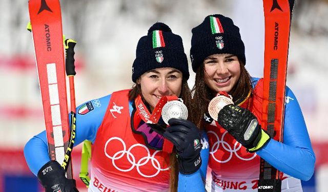 Beijing 2022'de alp disiplini kadınlar iniş yarışında İtalyan kayakçıların madalya sevinci