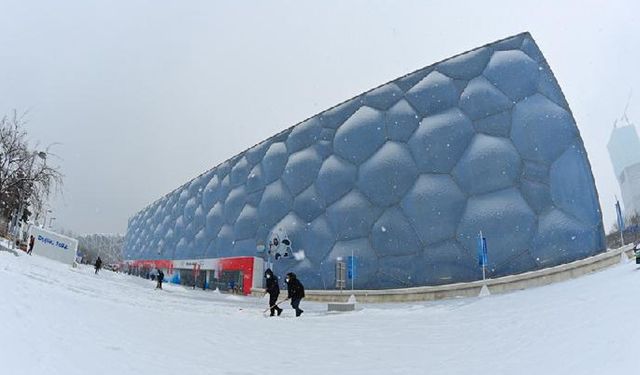 Beijing'deki Ulusal Su Sporları ve Ulusal Alp Disiplini Kayak merkezlerinden kar manzaraları