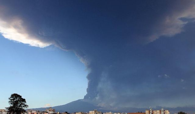 İtalya'daki Etna Yanardağı'nda volkanik patlama