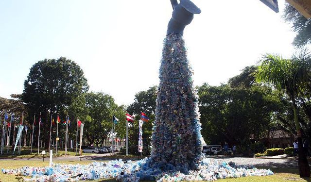 Nairobi'de plastik kirliliğinine enstalasyon ile dikkat çekildi