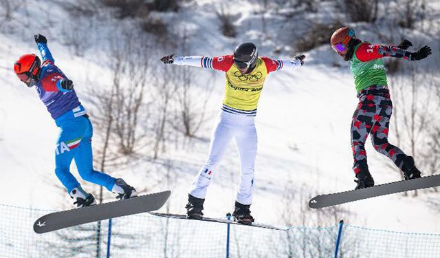 Beijing 2022'de erkekler snowboard kros mücadelesinden bir kare