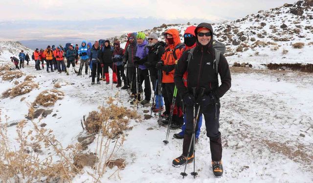 27 dağcının hedefi, Ağrı Dağı’nın zirvesi