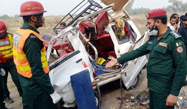 Pakistan'ın Pencap eyaletindeki trafik kazasında 6 kişi hayatını kaybetti, 15 kişi yaralandı