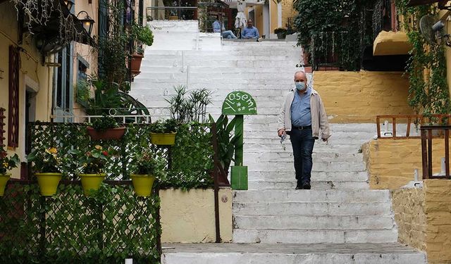 Yunanistan açık alanda maske takma zorunluluğunu kaldırıyor