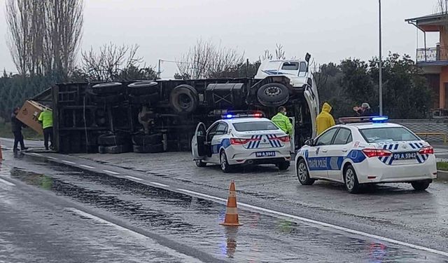 Ani dönüş yapmak isteyince, malzeme yüklü kamyon devrildi