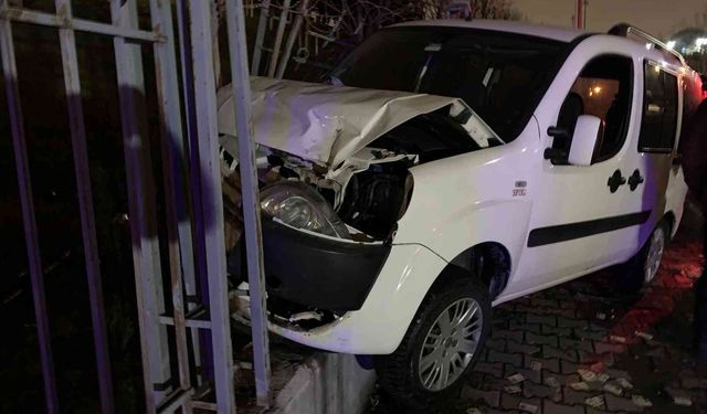 Araç önce park halindeki otomobile, sonra millet bahçesinin duvarına çarptı: 2 yaralı