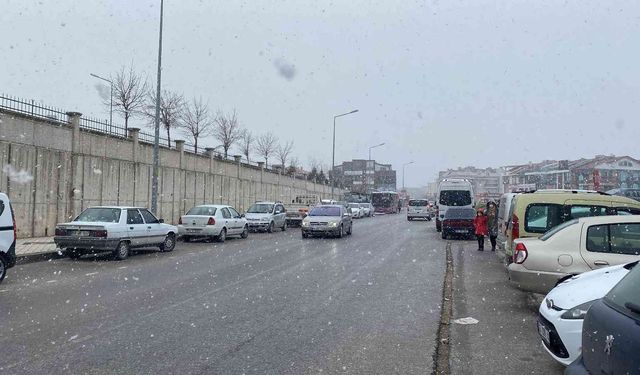 Balıkesir’de beklenen kar başladı