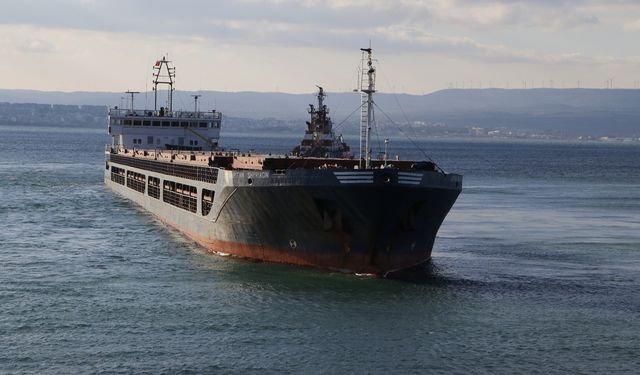 Çanakkale Boğazı’nda karaya oturan gemi kurtarıldı