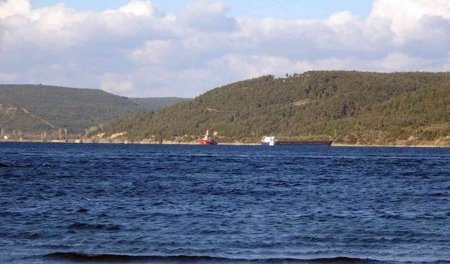 Çanakkale Boğazı’nda karaya oturan geminin kurtarma çalışmaları sürüyor