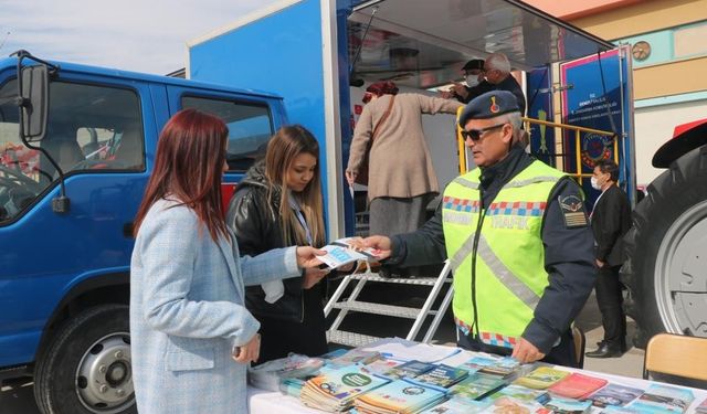 Emniyet kemerinin önemi simülasyon aracıyla anlatıldı