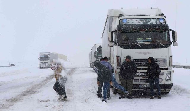 Erzincan’ın yüksek rakımlı geçit noktalarında kar, tipi etkili oldu