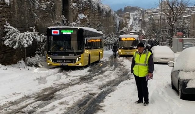 Fatih’te 3 İETT otobüsü kardan dolayı yolda kaldı