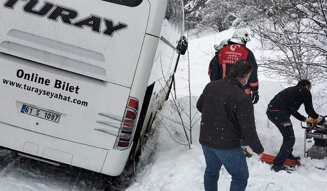 Gümüşhane’de yolcu otobüsü kaza sonrası menfezde asılı kaldı