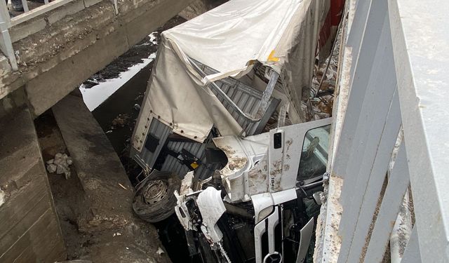 İki köprü arasına düşen tırın şoförü ölümden döndü