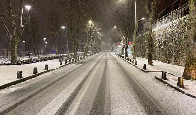 İstanbul Anadolu yakasında sabah saatlerinde kar yağışı etkili oldu