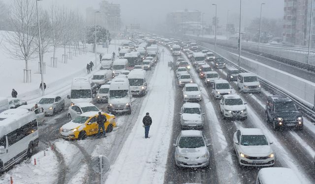 İstanbul’da kar altında kalan araçların zorlu yolculuğu kameralara yansıdı