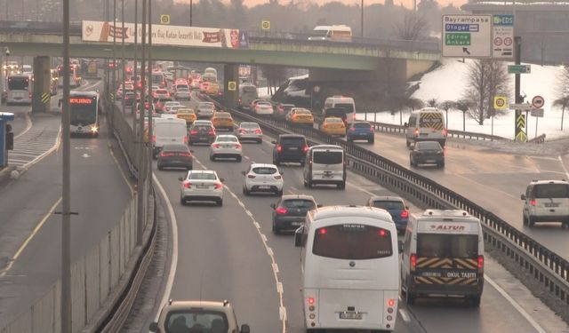 İstanbul’da kar tatili dönüşü vatandaşlar toplu taşıma araçlarına yöneldi