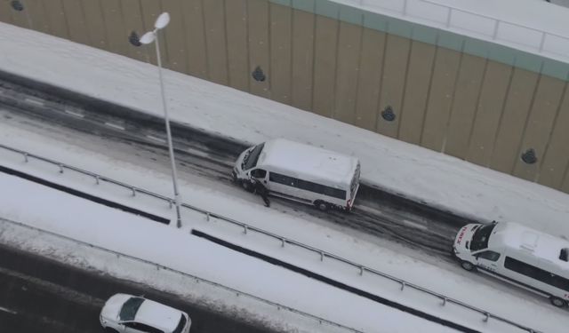 İstanbul’da trafiği kilitleyenler, kar lastiksiz yola çıkan ticari araçlar oldu