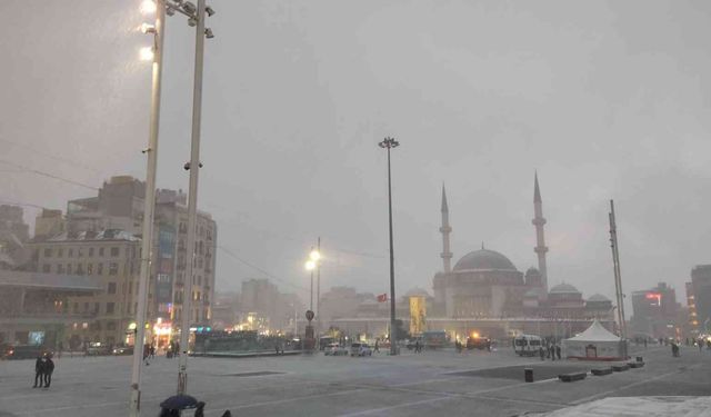 İstiklal Caddesi ve Taksim’de kar yağışı etkili oldu