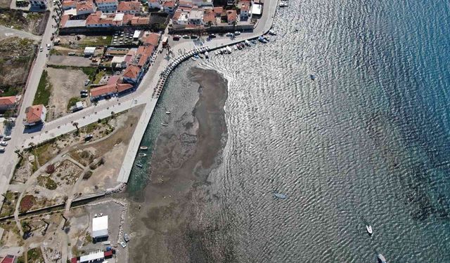 İzmir’de korkutan görüntü: Çekilen deniz havadan görüntülendi