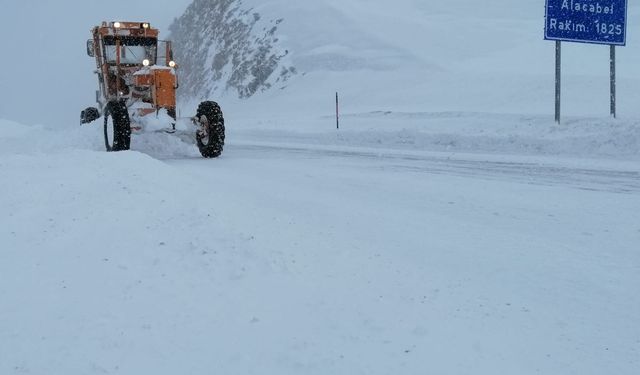 Kapalı yolları açmaya çalışan karayolları ekibi karda mahsur kaldı