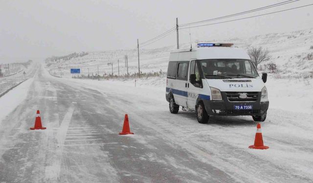 Kar fırtınası Karaman-Mersin karayolunu ulaşıma kapattı