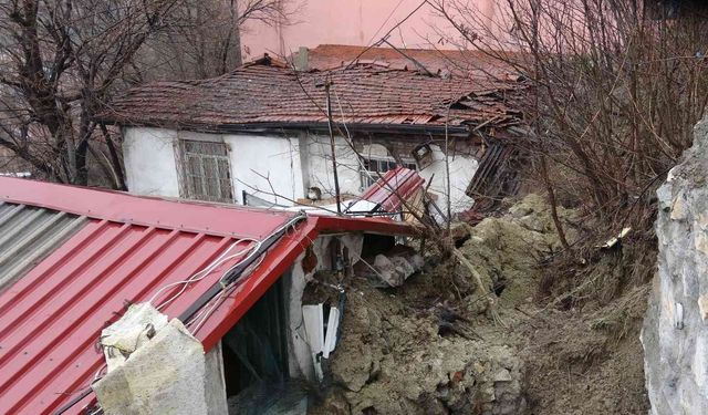 Karabük’te 2 kişi heyelan nedeniyle evde mahsur kaldı