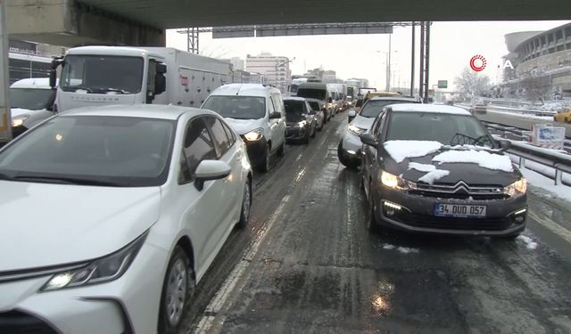 Mahmutbey Gişeleri’nde trafik durma noktasına geldi