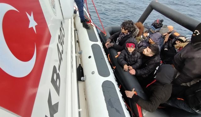 Ölüme terk edilen 46 düzensiz göçmen kurtarıldı