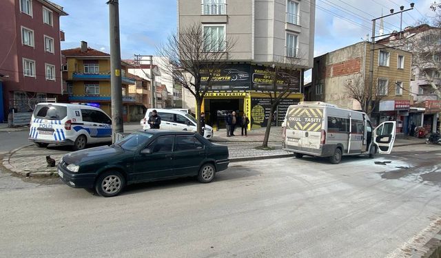 Park halindeki servis aracının motor kısmında yangın çıktı