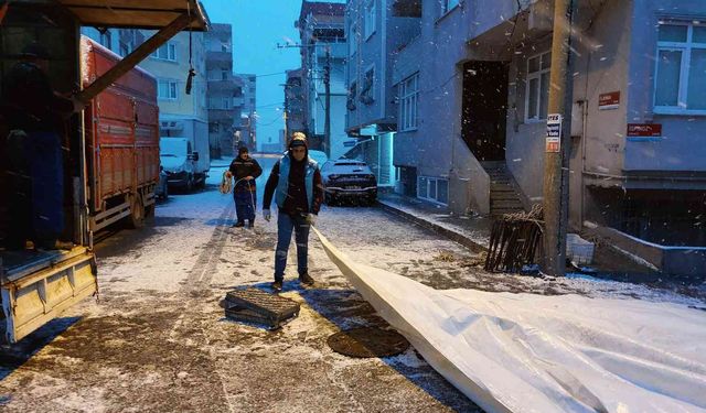 Pazarcılar yoğun kar yağışı altında tezgah açtı