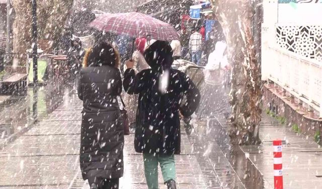 Pendik’te lapa lapa kar yağdı, vatandaşlar zor anlar yaşadı