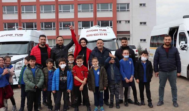 'Sen kadınsın kadından şoför mü olur?' diyenlere inat servis şoförü oldu