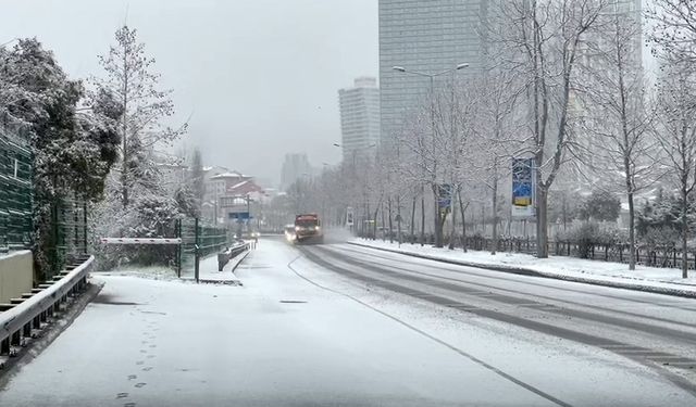 Şişli’de kar yağışı yolları  beyaza bürüdü