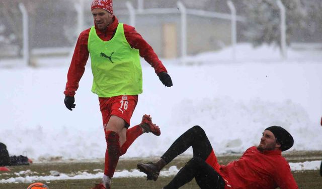 Sivasspor kar altında çalıştı