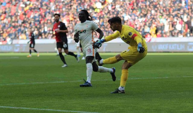 Spor Toto Süper Lig: Gaziantep FK: 1 - Galatasaray: 1 (İlk yarı)