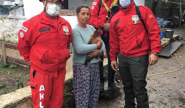 Su dolu kuyuya düşen tavuğu AKUT kurtardı