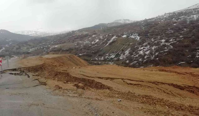 Tunceli’de yağış nedeniyle yol çöktü